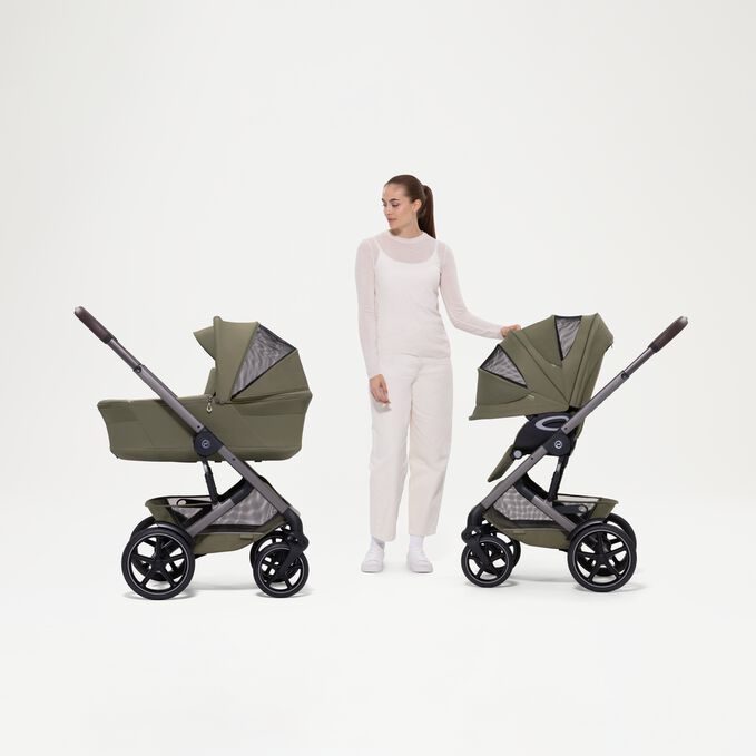 Afbeelding van de CYBEX Gold Talos S Lux met opvouwbare reiswieg Stroller, met de nadruk op de functie XXL UPF50+-zonnescherm met kijkvenster.