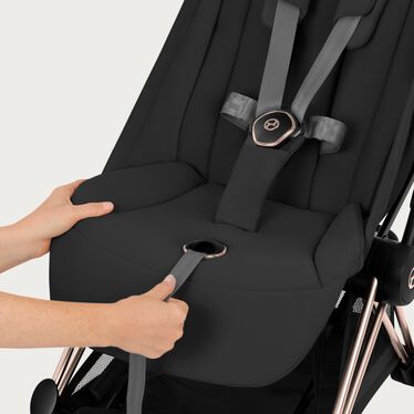 Imagen del CYBEX Platinum Coya Buggy que destaca la característica Arnés con sistema “One Pull”.