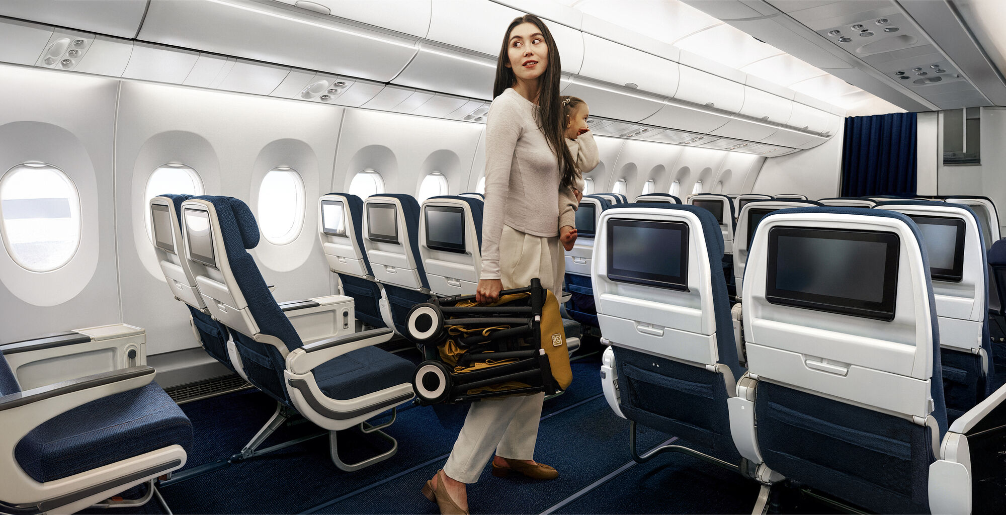 Een vrouw in een vliegtuig die haar dochter met haar linkerarm vasthoudt en een opgevouwen Libelle in haar rechterhand heeft.