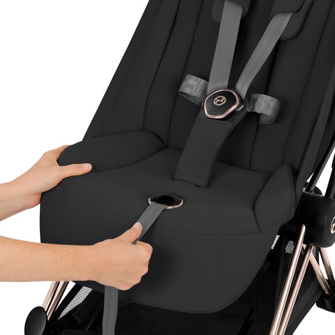 Afbeelding van de CYBEX Platinum Coya with Cot Stroller, met de nadruk op de functie One-pull Harness.