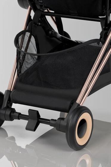 Close-up of the color-matching, large basket.