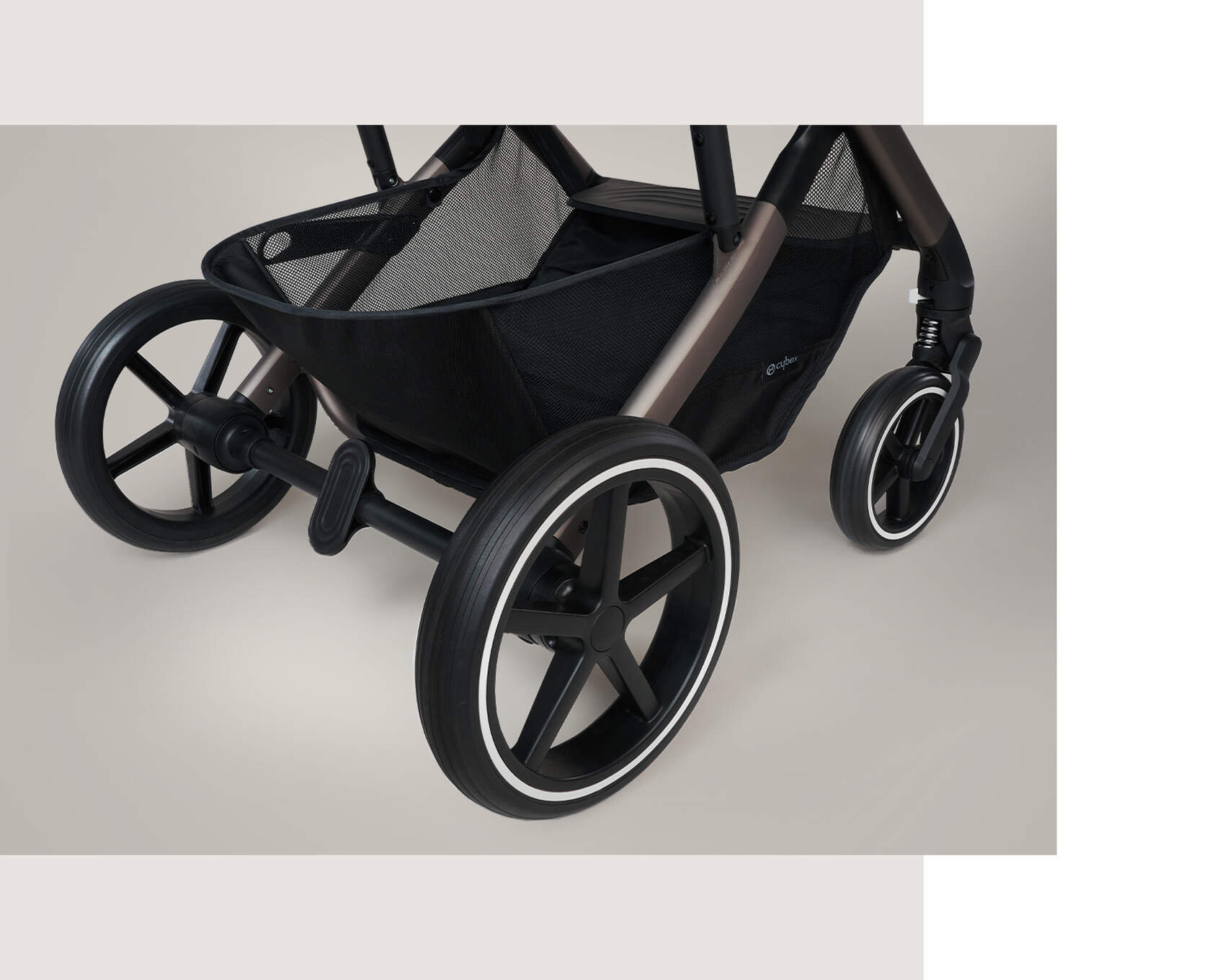 CYBEX Gold Balios S Lux barnvagn rymlig varukorg 