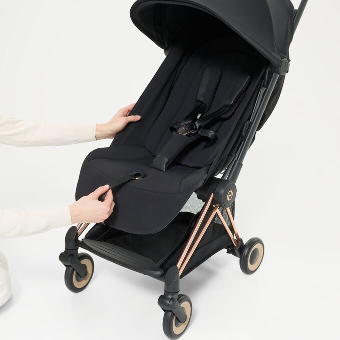Imagem do CYBEX Platinum Coya - Style Collection Buggy, destacando a funcionalidade Arn&ecirc;s &ldquo;one-pull&rdquo;.