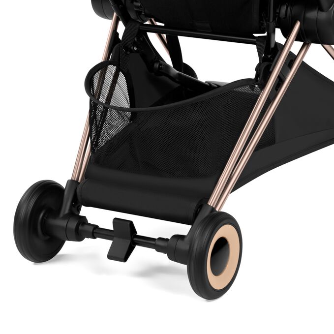 Afbeelding van de CYBEX Platinum Coya - Style Collection Buggy, met de nadruk op de functie Large Color-matching Shopping Basket.