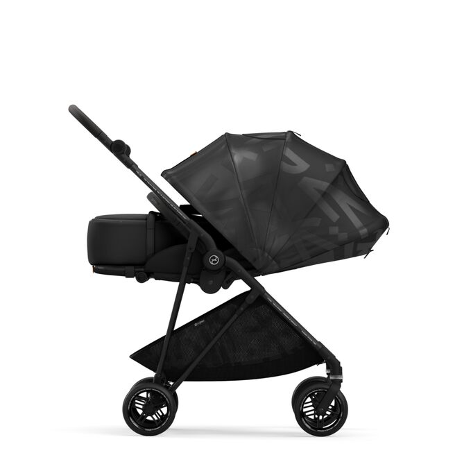 Ein Bild des CYBEX Gold Melio 1 Street Stroller, das das Merkmal Supreme XXL-Sonnenverdeck hervorhebt.