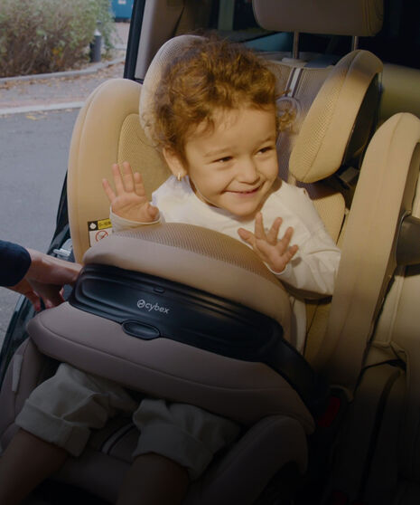 Ein Kind sitzt in einem vorwärtsgerichteten Anoris T2 Airbag-Kindersitz.