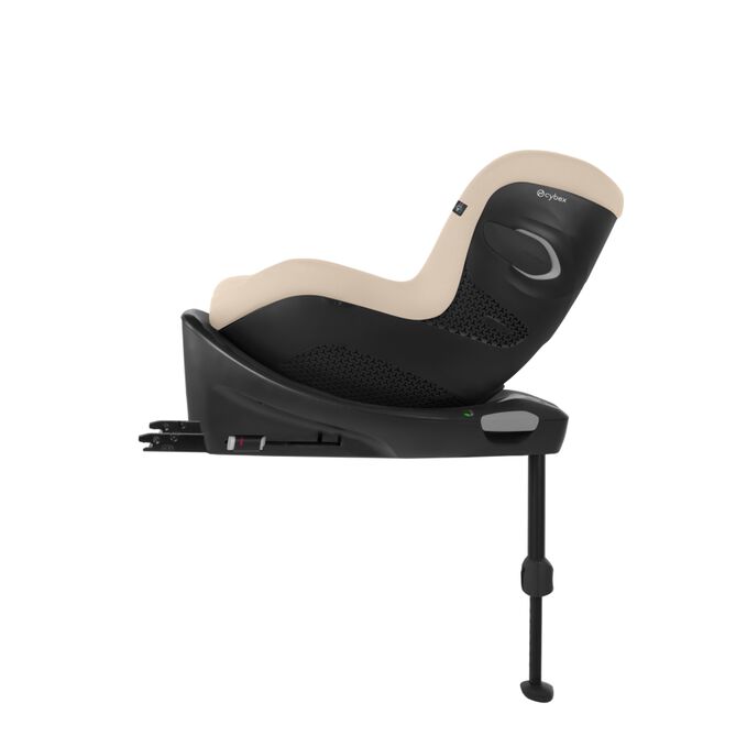 An image of the CYBEX Gold Sirona Gi i-Size Toddler Car Seat, highlighting the Straightforward installation and anchorage feature.
