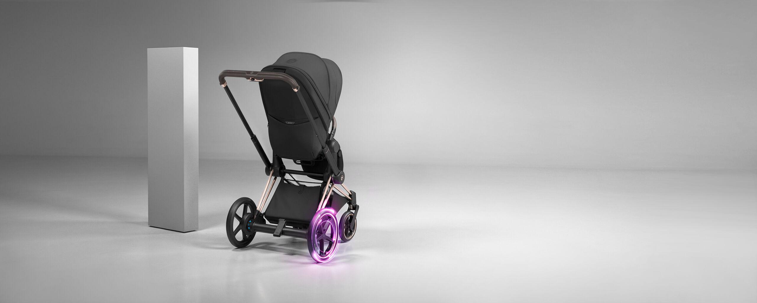 Imagen del producto de un Chasis e-Priam con una unidad de asiento y un pilar blanco detr&aacute;s.
