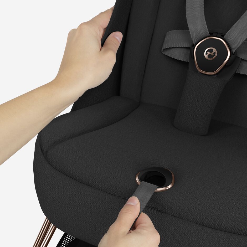 An image of the CYBEX Platinum Coya (2025) Buggy, highlighting the One-pull Harness feature.