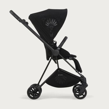 Afbeelding van de CYBEX Platinum Mios - La Parisienne Stroller, met de nadruk op de functie Compact en lichtgewicht.