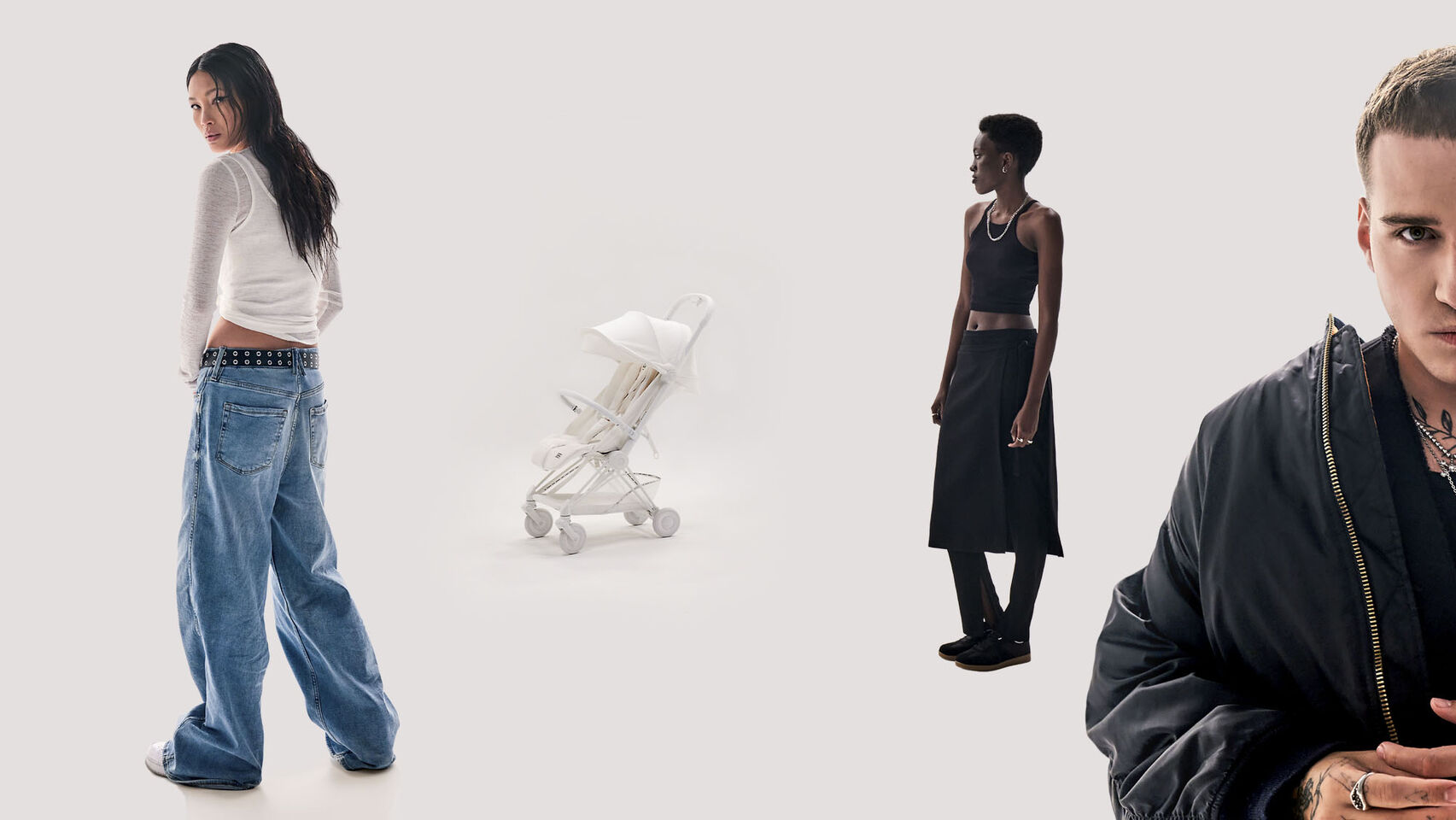 Skupina čtyř lidí v módním oblečení stojí kolem bílého kočárku.