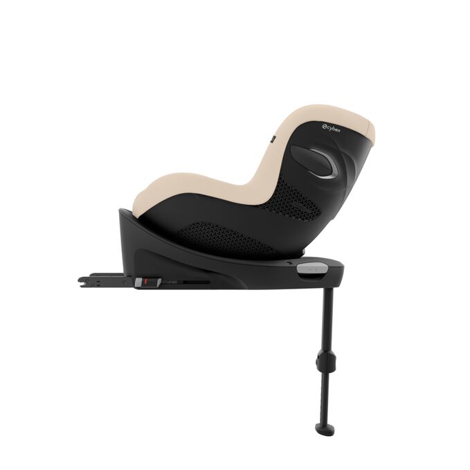 An image of the CYBEX Gold Sirona G i-Size Toddler Car Seat, highlighting the Straightforward installation and anchorage feature.