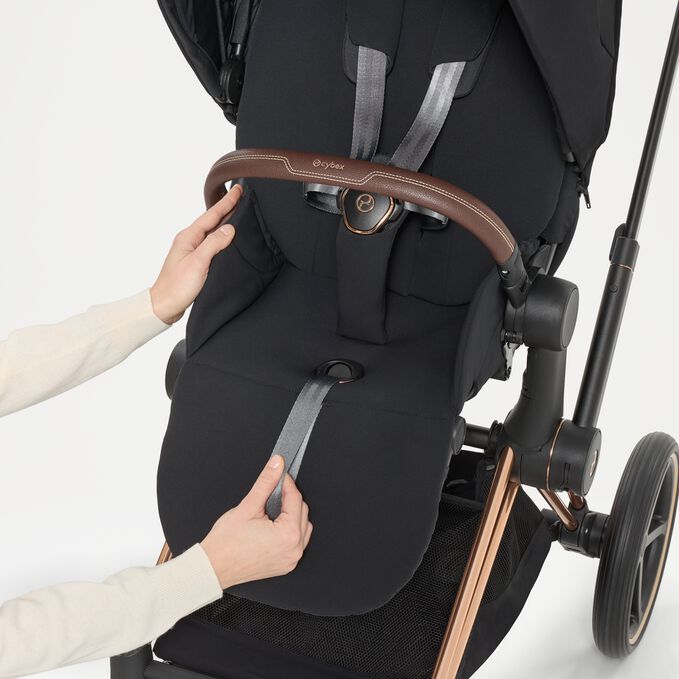 Obraz CYBEX Platinum Priam Stroller, podkreślający funkcję Uprząż regulowana jednym pociągnięciem.