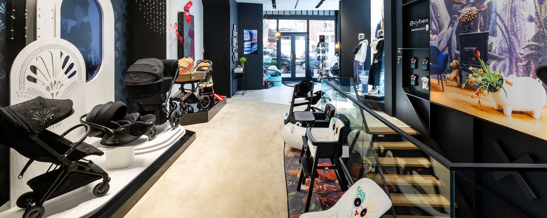 Een kijkje in de flagshipstore in Amsterdam. Verschillende kinderwagens, autostoelen, bouncers, rockers en andere producten van CYBEX staan ​​netjes naast elkaar.