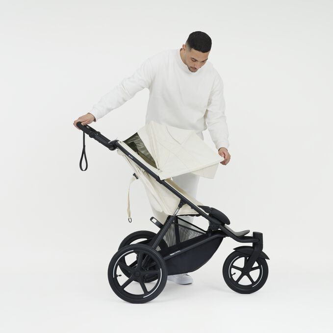 An image of the CYBEX Gold Avi Spin Stroller, highlighting the XXL Sun Canopy feature.
