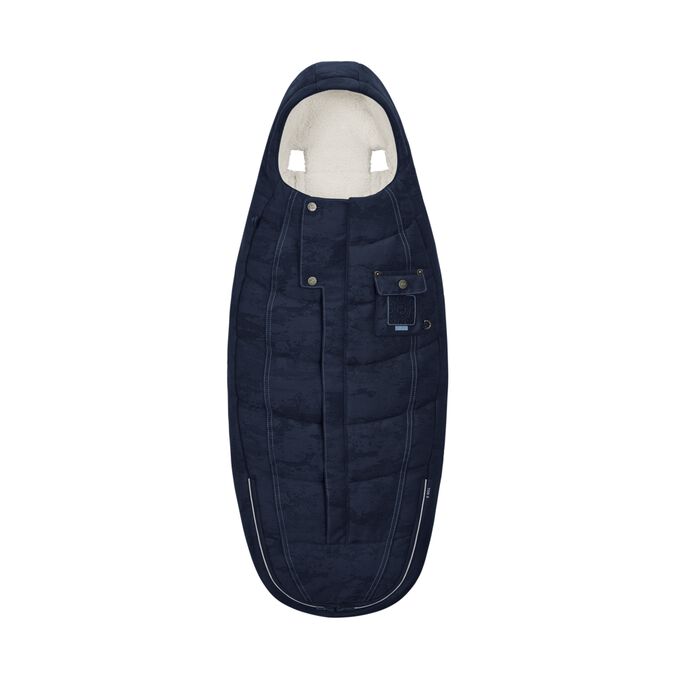 Ein Bild des CYBEX Platinum Footmuff Rebellious Luxury , das das Merkmal Verstellbare Kapuze hervorhebt.