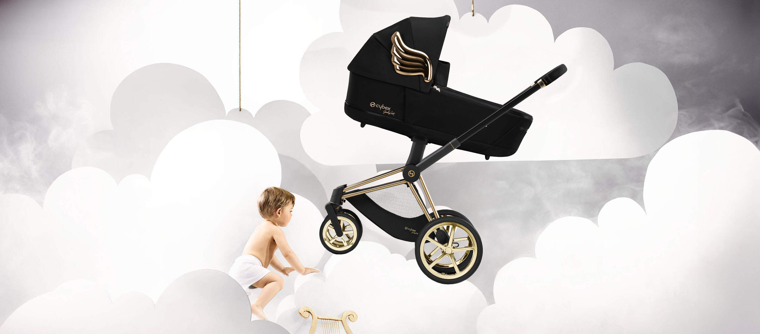 Bild på barnvagn och baby med Cybex by Jeremy Scott Wings-kollektionen