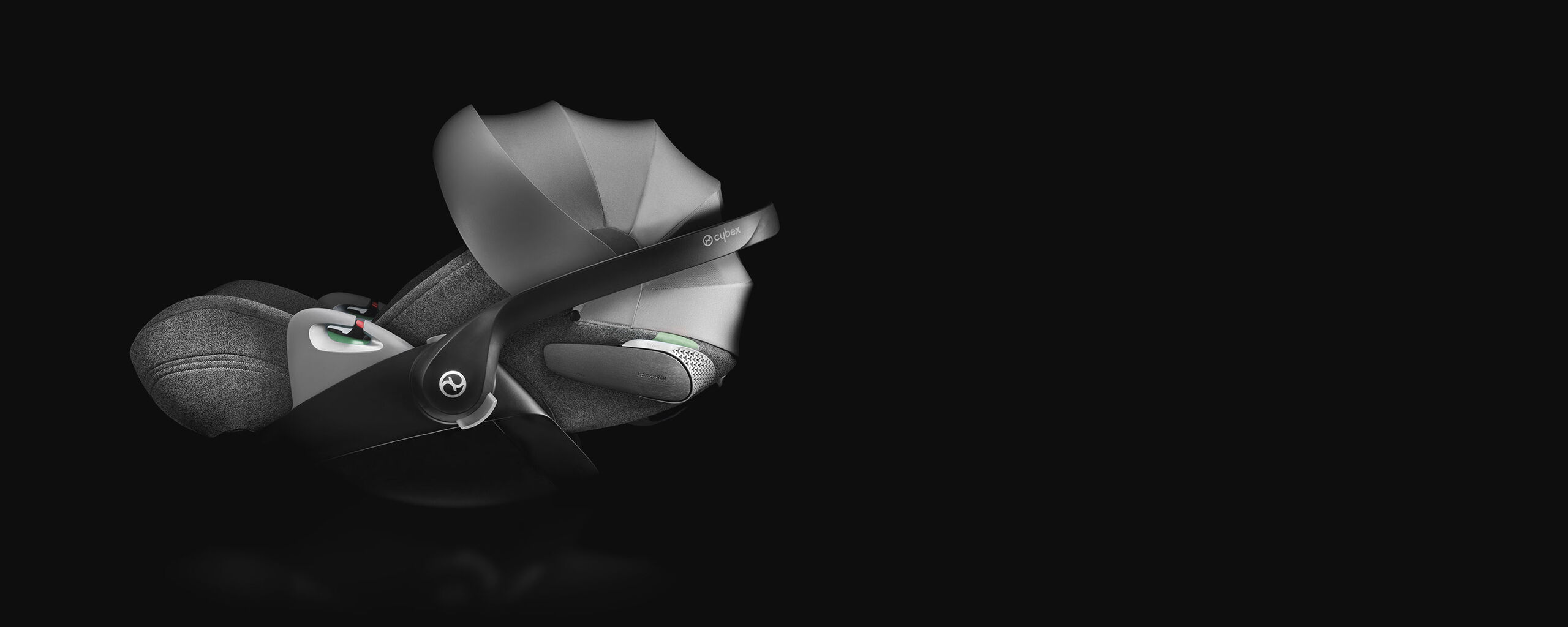 Cloud T i-Size Babyschale vor schwarzem Hintergrund