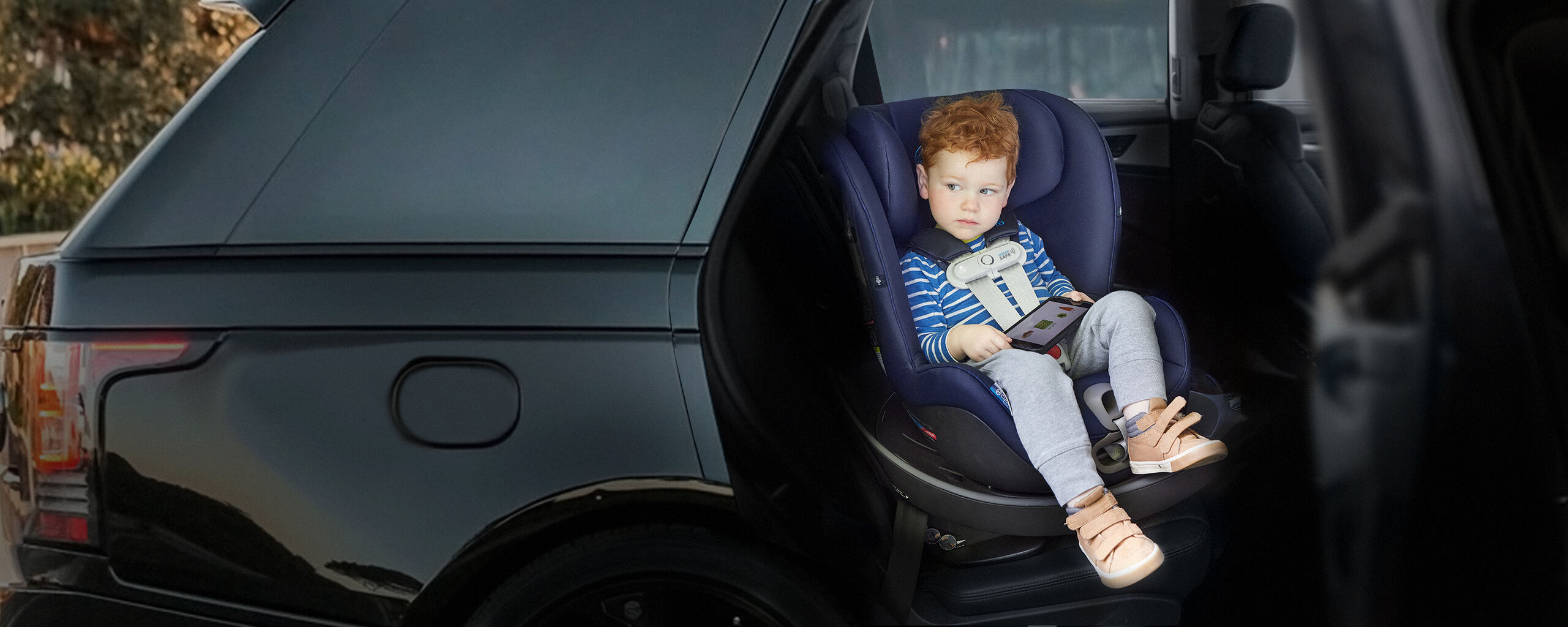 A child sitting in a Sirona S car seat inside a vehicle.