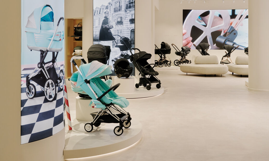 A panned out view on multiple CYBEX collections inside the flagship store Berlin.