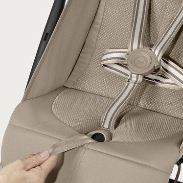 An image of the CYBEX Gold Orfeo Buggy, highlighting the One-pull Harness feature.