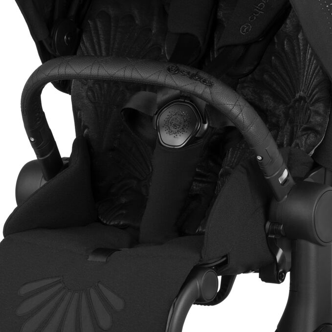 An image of the CYBEX Platinum e-Priam - La Parisienne Stroller, highlighting the One-pull Harness feature.