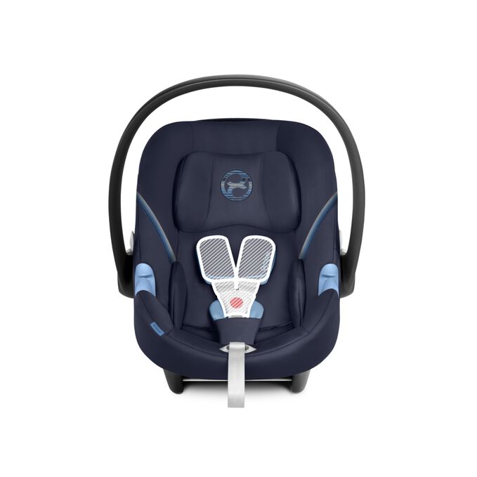 Immagine del CYBEX Gold Aton M Infant Car Seat che mette in risalto la caratteristica Cinture a Y extra larghe.