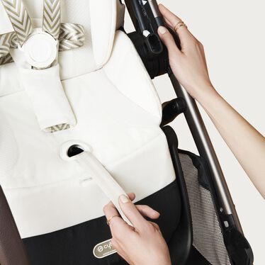An image of the CYBEX Gold Gazelle S Sibling Stroller, highlighting the One-pull Harness feature.