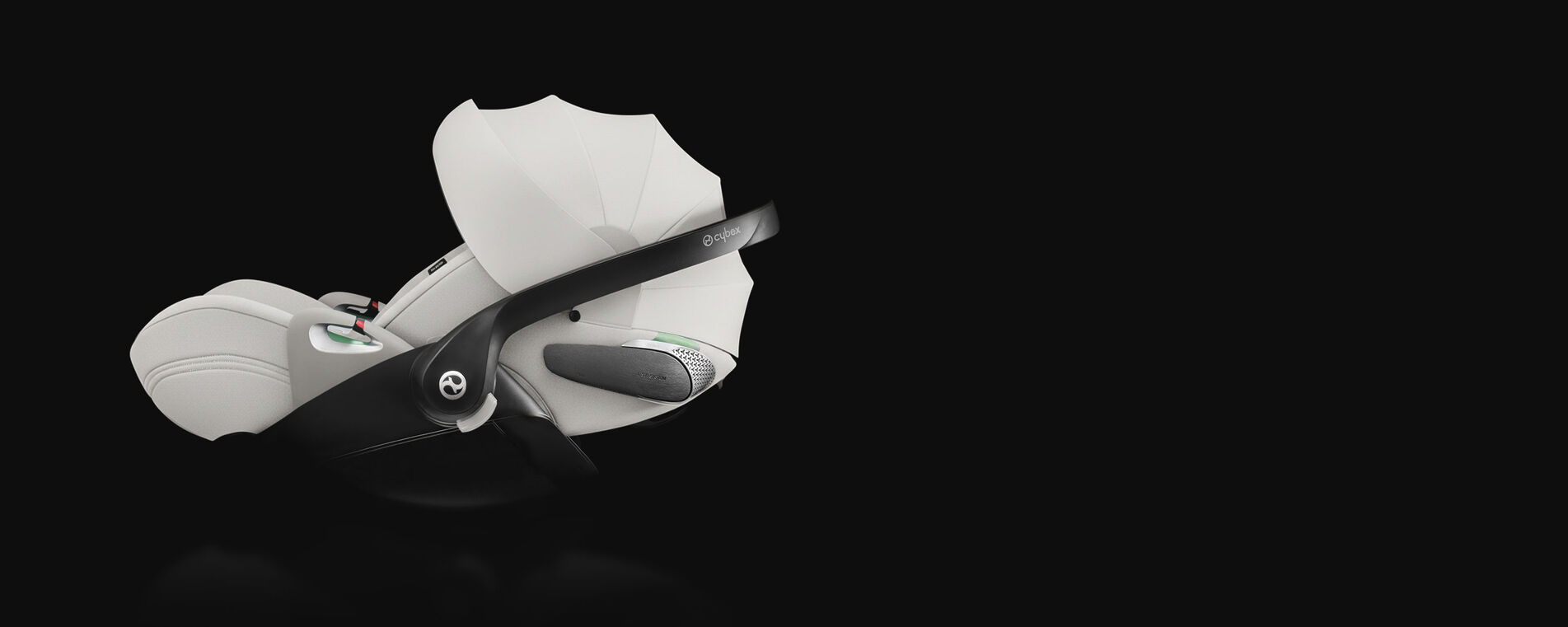 Siège auto pour bébé Cloud T i-Size sur un fond noir
