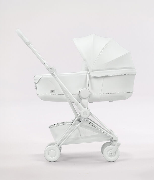 Sideview of a Coya Urban Mobility with a Fold Lux Carry Cot.