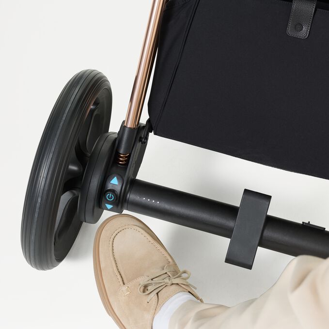 An image of the CYBEX Platinum e-Priam - Style Collection Stroller, highlighting the Seamless Tech Integration feature.