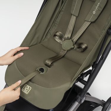 Image du CYBEX Gold Orfeo Buggy, mettant en avant la fonctionnalité Harnais ajustable à une main.