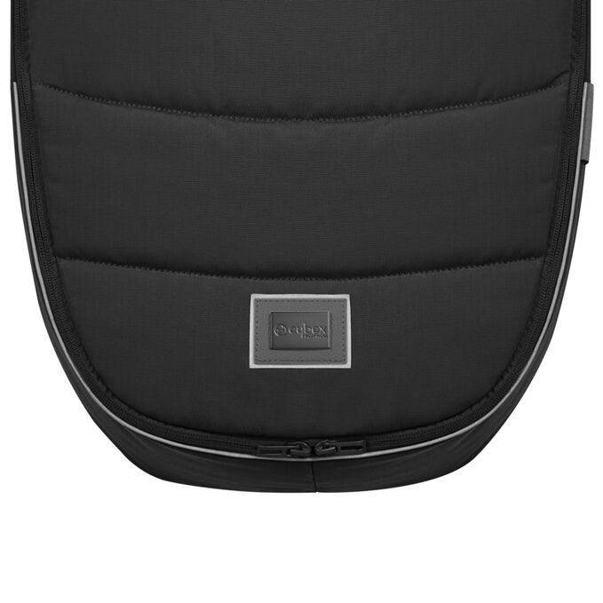 Ein Bild des CYBEX Platinum Platinum Fußsack Accessories for Strollers, das das Merkmal Reflektierende Paspelierung hervorhebt.