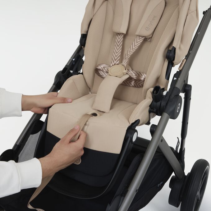 An image of the CYBEX Gold e-Gazelle S Sibling Stroller, highlighting the One-pull Harness feature.