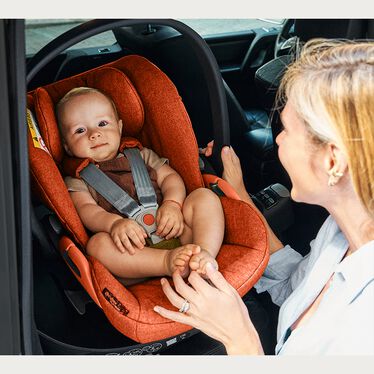 An image of the CYBEX Platinum Cloud Z2 i-Size Infant Car Seat, highlighting the Easy Boarding Position feature.