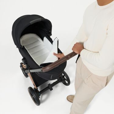 Obrázek CYBEX Platinum e-Priam Stroller, který zvýrazňuje funkci Luxusní korba na přenášení Fold Lux Carry Cot.
