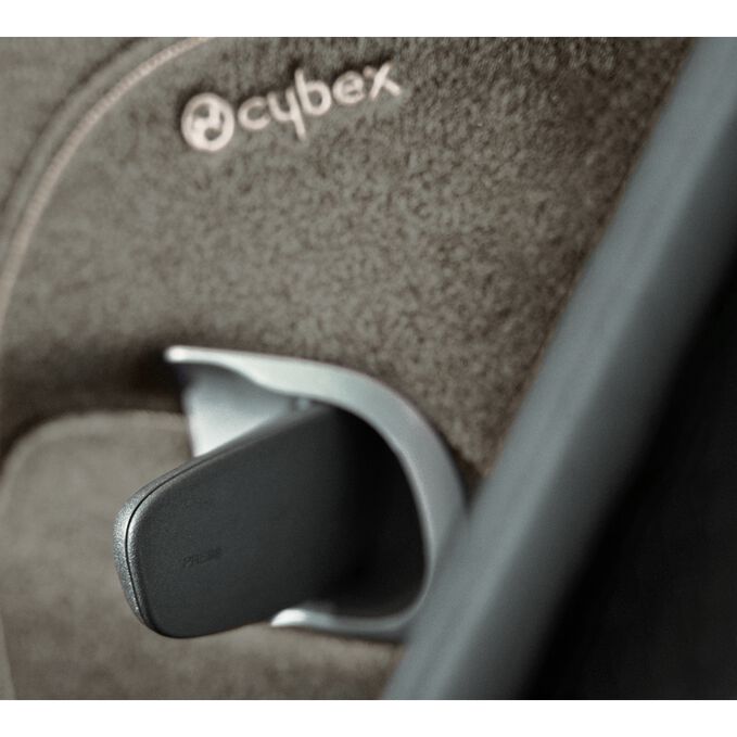 An image of the CYBEX Platinum Anoris T i-Size Toddler Car Seat, highlighting the Reduces impact forces by 20% in the event of a side collision feature.