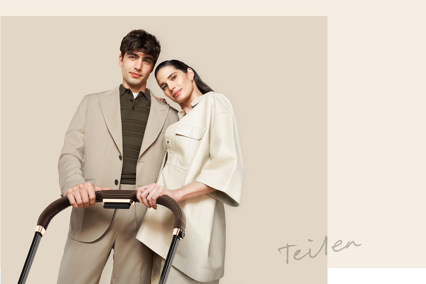 Ein Mann und eine Frau in eleganter Kleidung stehen nebeneinander und halten gemeinsam einen Kinderwagen.