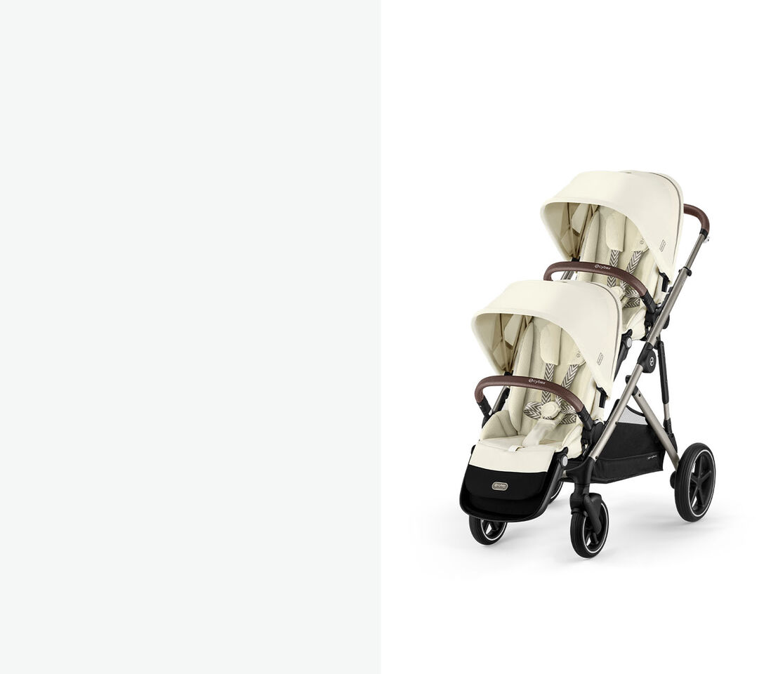 CYBEX Gazelle S Kinderwagen mit zwei Sitzpaketen und silbernem Rahmen und weißem Bezug in schräger Dreiviertelansicht.