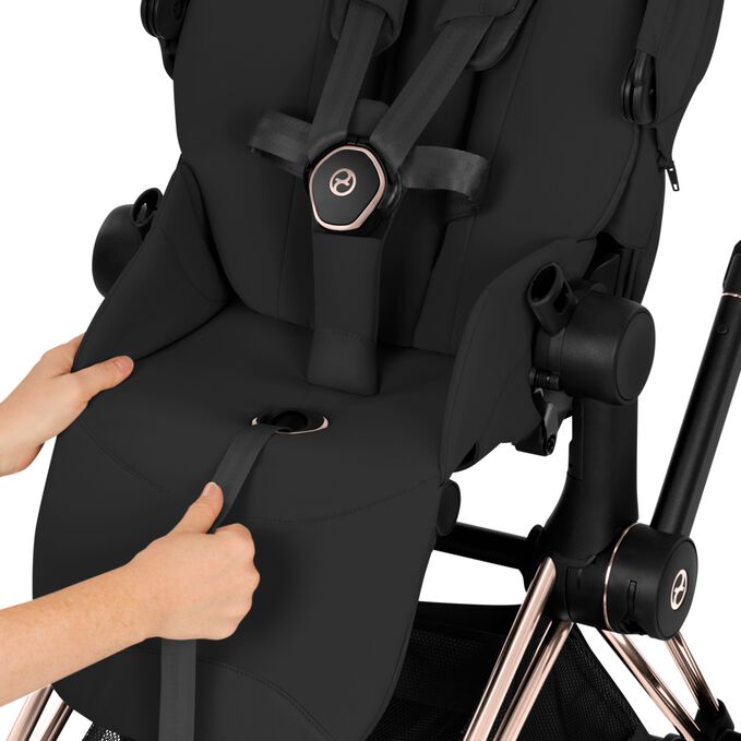 An image of the CYBEX Platinum e-Priam - Style Collection Stroller, highlighting the One-pull Harness feature.