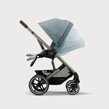 An image of the CYBEX Gold Balios S Lux Stroller, highlighting the Ergonomic Near-flat Position feature.