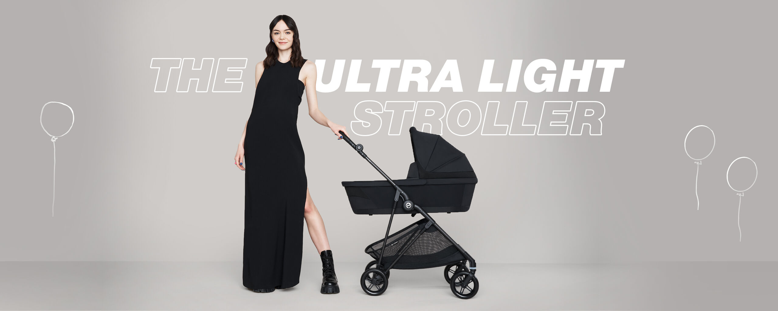Une femme en robe noire se tient &agrave; c&ocirc;t&eacute; du Melio Carbon, la poussette la plus l&eacute;g&egrave;re.