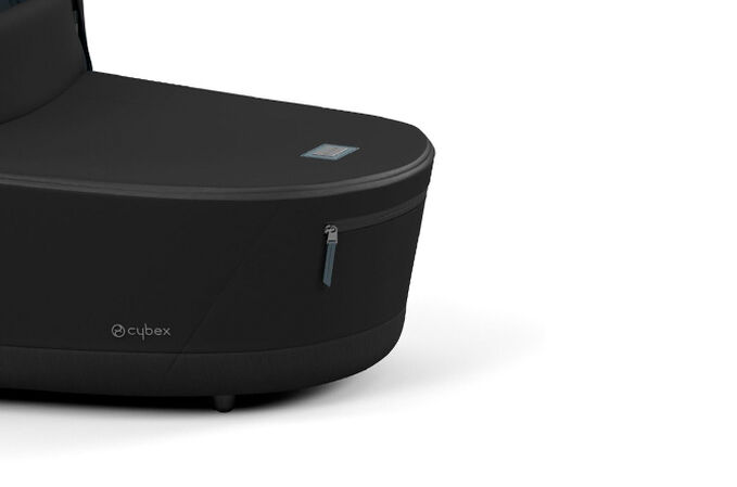 Ein Bild des CYBEX Platinum Priam 4 Lux Carry Cot Stroller, das das Merkmal Vordertasche hervorhebt.