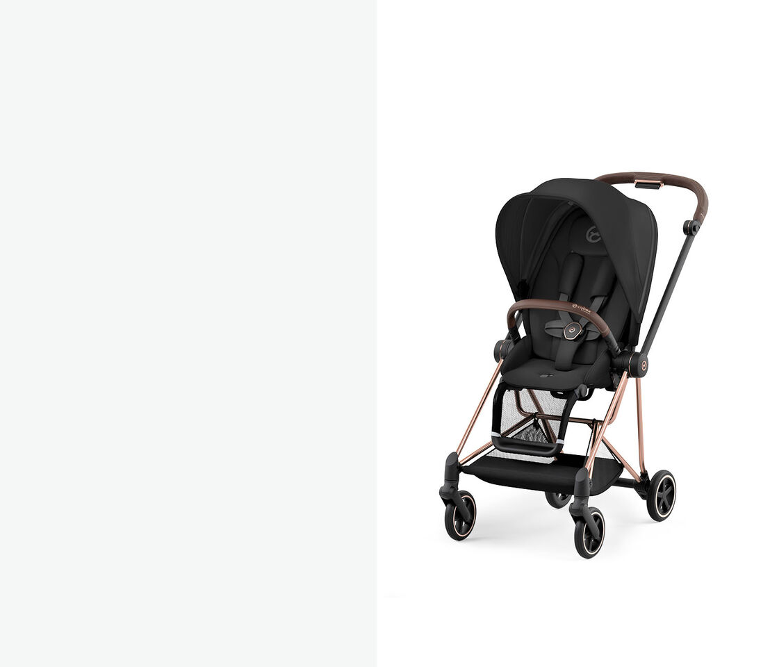 CYBEX Mios Kinderwagen mit roségoldenem Rahmen und schwarzem Bezug in schräger Dreiviertelansicht.