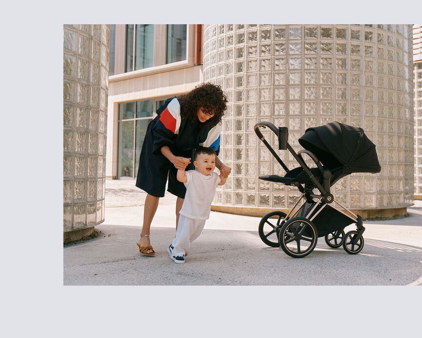 A mother looking down into the Foldable Cot on the Balios S Lux stroller.