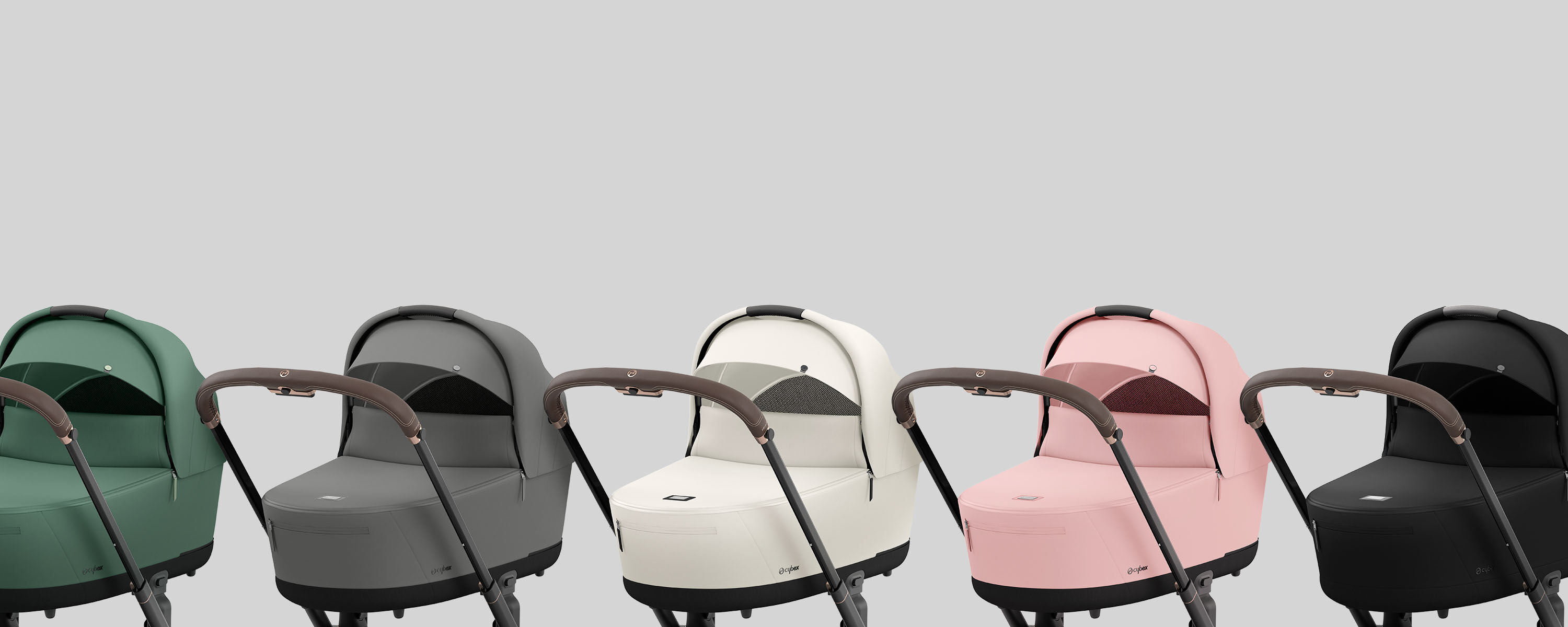 Kinderwagens in verschillende kleuren, waaronder groen, grijs, wit, roze en zwart, op een rij tegen een grijze achtergrond.