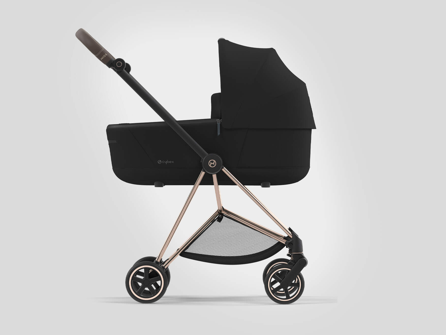 CYBEX Platinum barnvagn med Mios Lux Carry Cot bärsäng visad på Mios chassi 