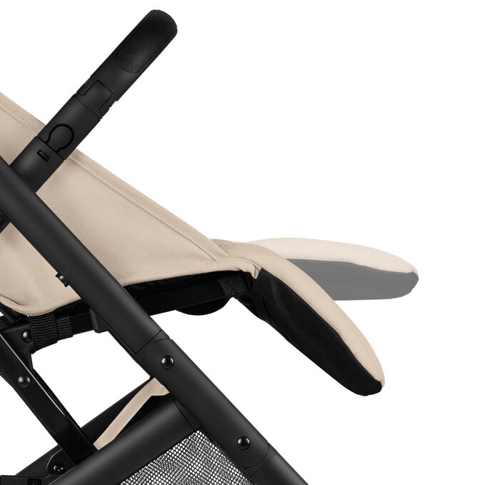 An image of the CYBEX Gold Beezy Buggy, highlighting the Adjustable Leg Rest feature.