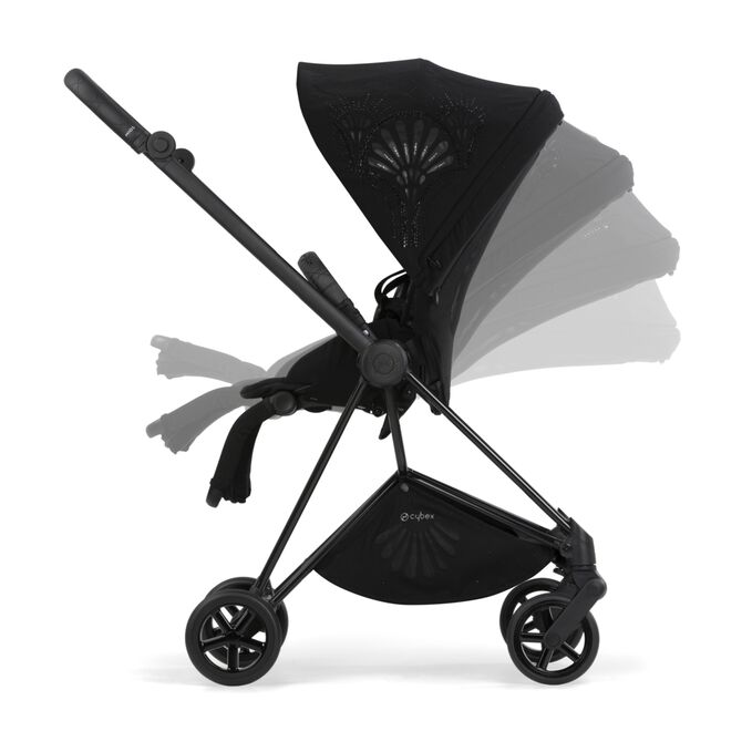 Obraz CYBEX Platinum Mios – La Parisienne Stroller, podkreślający funkcję Odchylanie i składanie jedną ręką.