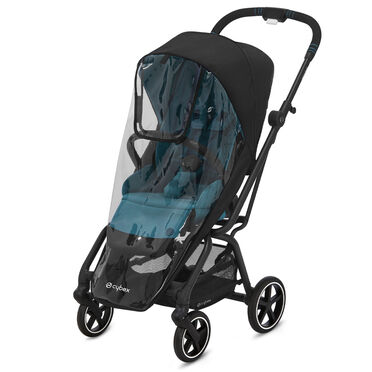 Kinderwagen mit transparentem Regenschutz und blauem Sitz.